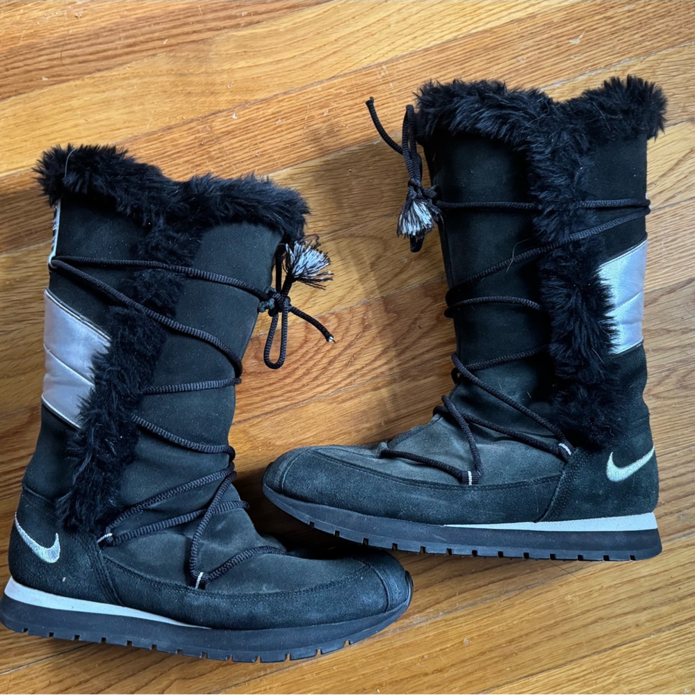 Nike Women's Black and Gray Winter Boots